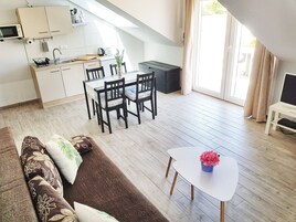 Apartment, Sea View (B) | In-room dining