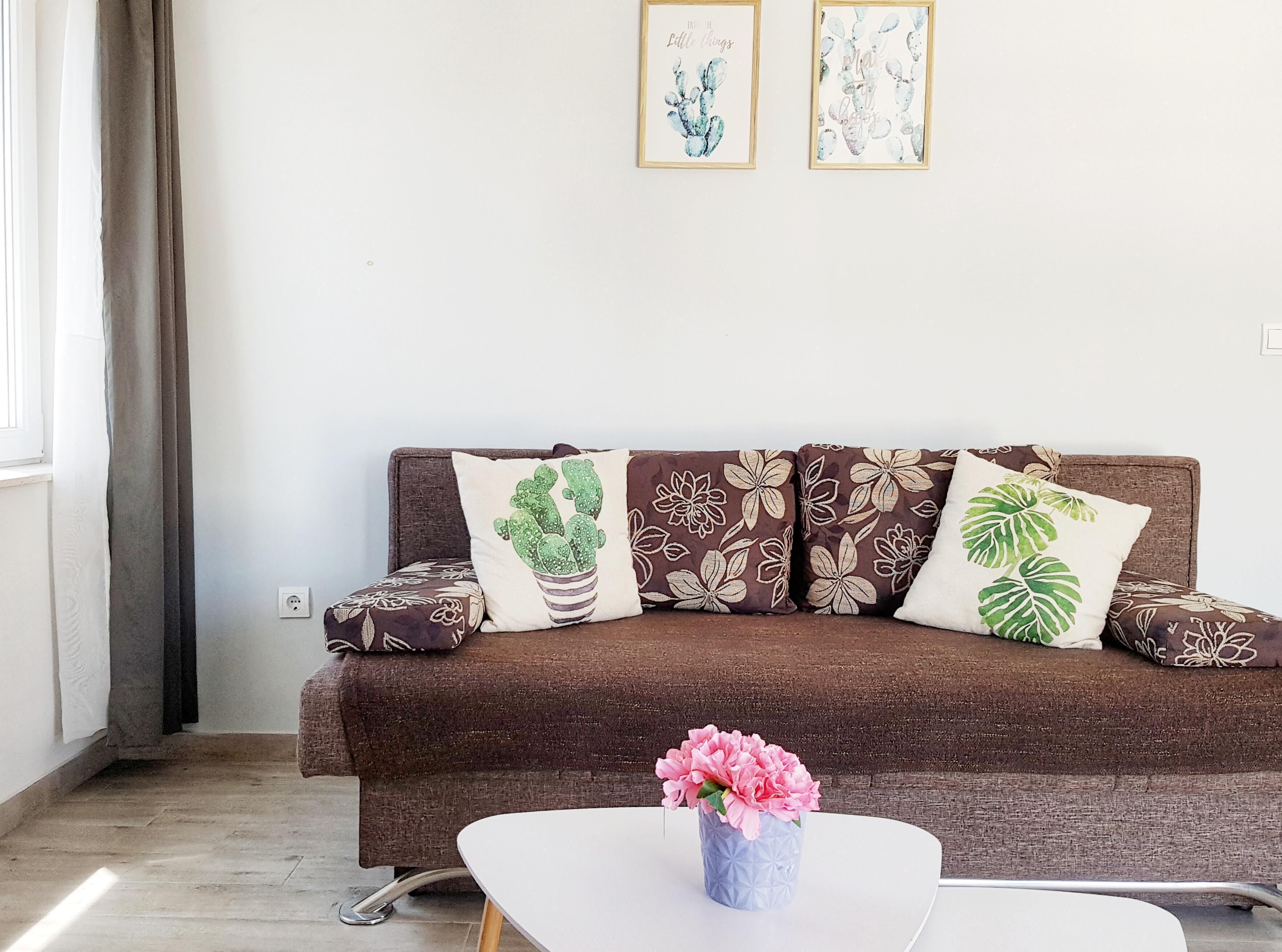 Apartment, Sea View (B) | Living room | 32-inch flat-screen TV with satellite channels, LED TV