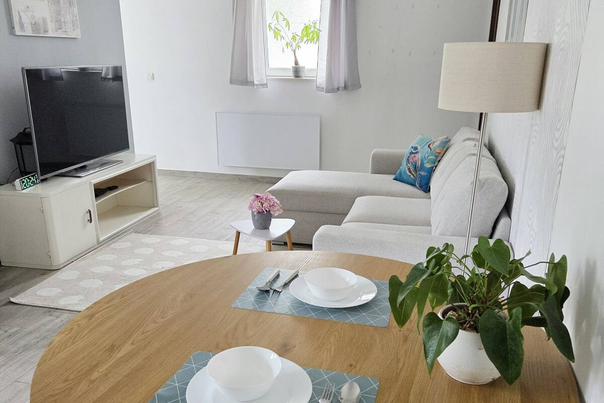 Leilighet | Oppholdsområde | En 32-tommers Flatskjerm-TV med Parabol-TV samt LED-TV