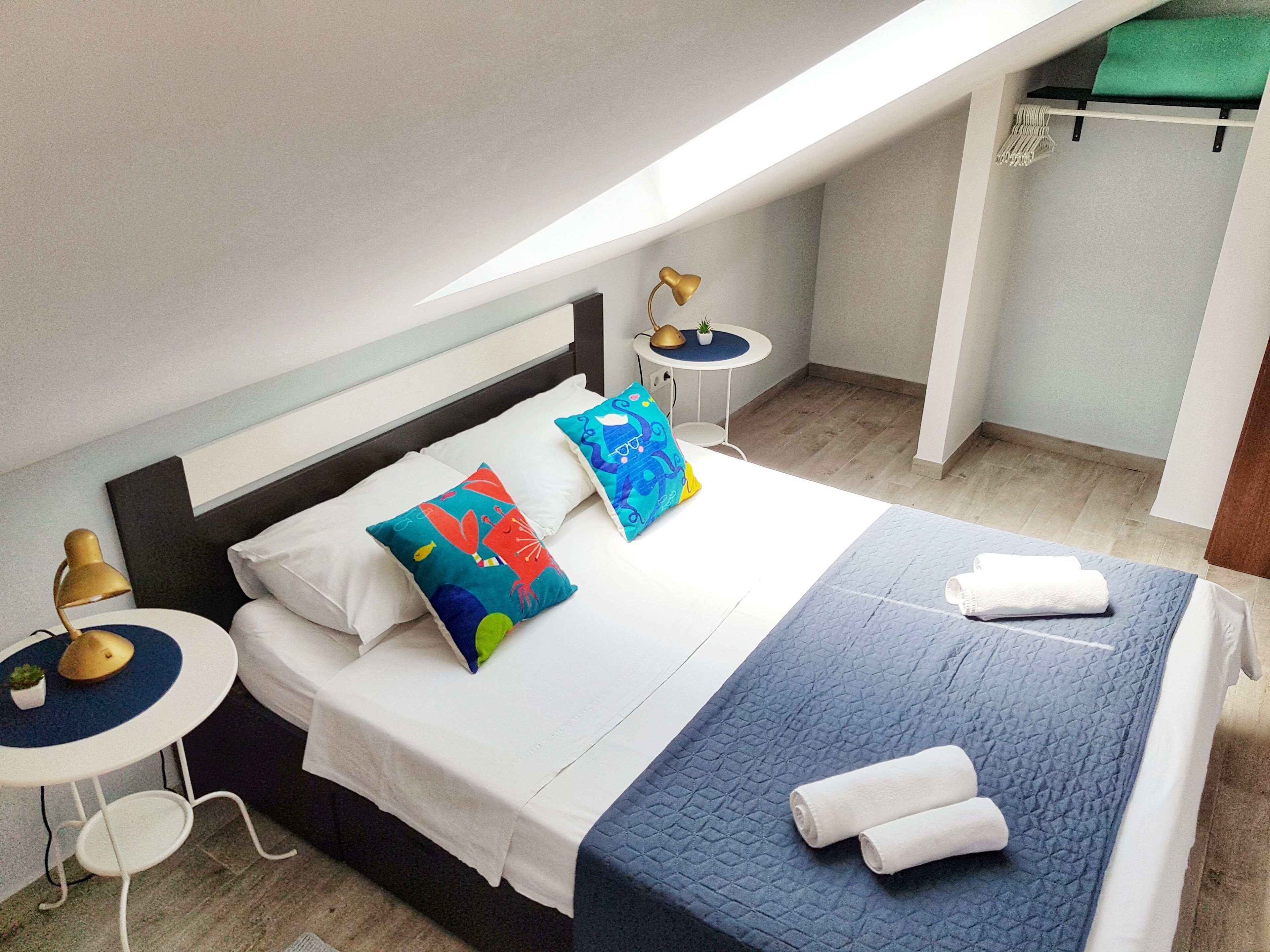 1 غرفة نوم وخزنة داخل الغرفة ومساحة عمل للكمبيوتر المحمول وستائر تعتيم