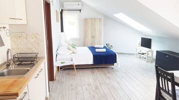 Lejlighed - havudsigt (A) | Opholdsområde | 32-tommers fladskærms-tv med satellitkanaler, LED-tv