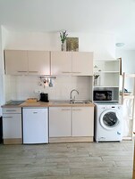 Refrigerador, microondas, placa de cocina, cafetera/tetera