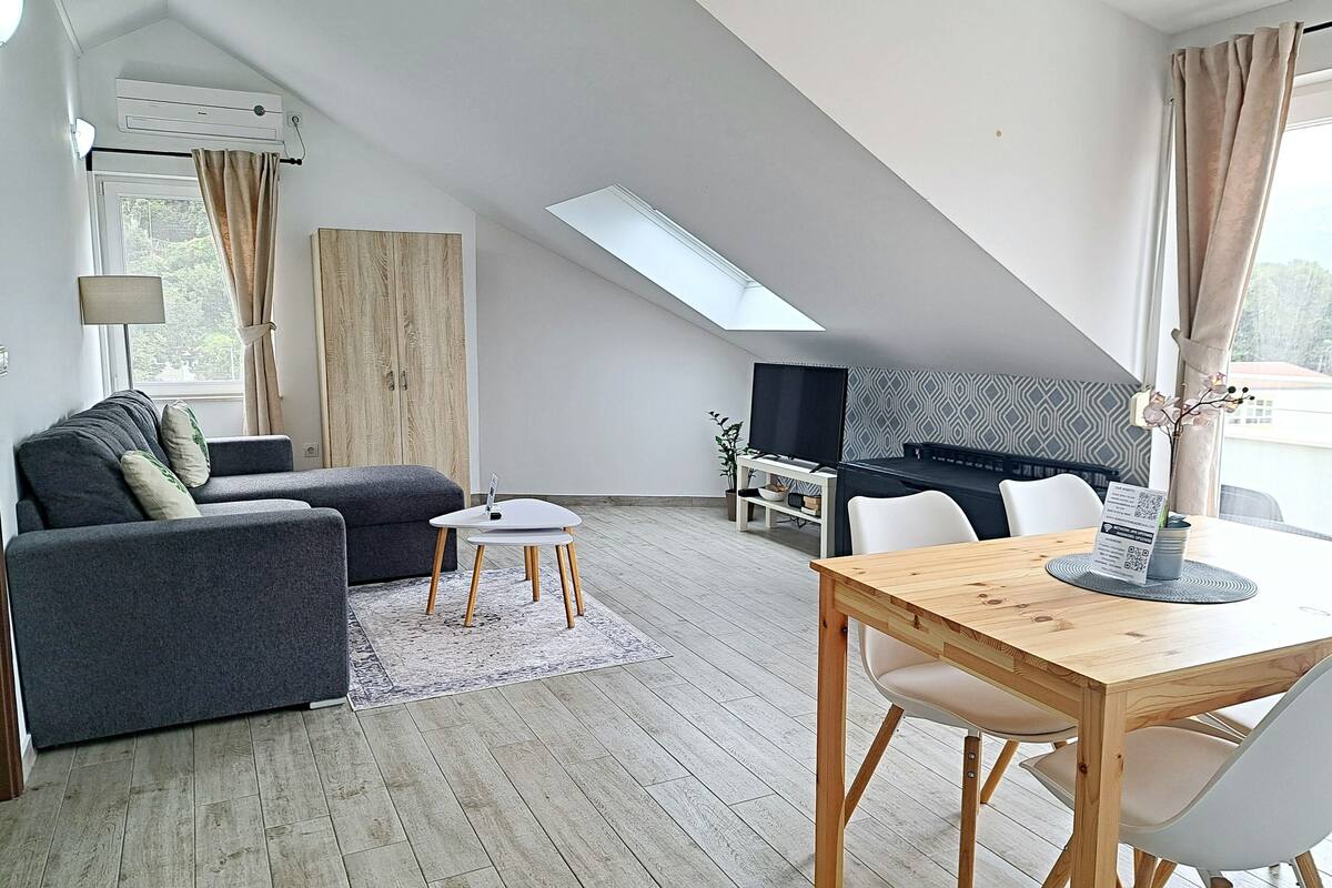 Leilighet, sjøutsikt (A) | Oppholdsområde | En 32-tommers Flatskjerm-TV med Parabol-TV samt LED-TV