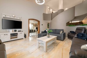 Smart-TV, Kamin, Videospiele, Tischtennisplatte