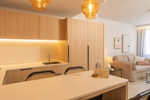 Full-sized fridge, microwave, stovetop, coffee/tea maker - ARTIEM Urban Apartments (Mahón)