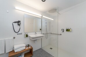 Studio – city | Bad | Dusj, hårføner, håndklær og såpe