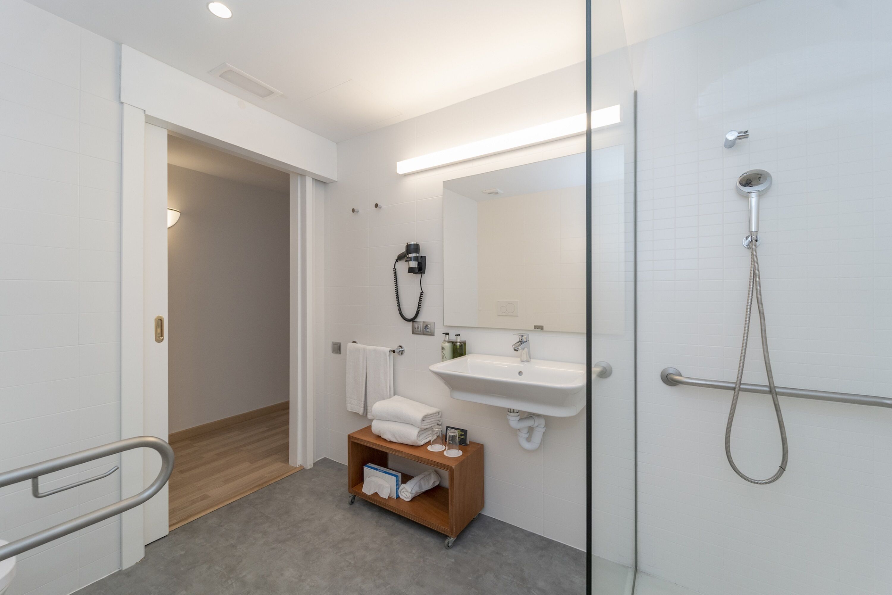 Une salle de bain moderne équipée d’une douche, d’un lavabo et de toilettes.