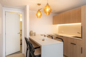 Full-size fridge, microwave, stovetop, coffee/tea maker - ARTIEM Urban Apartments (Mahón)