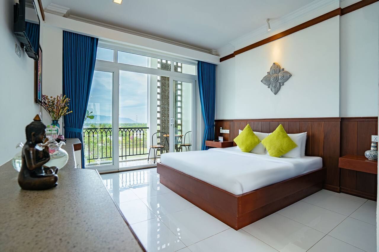 Minibar, in-room safe, desk, free WiFi