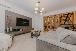 TV, fireplace, ping pong