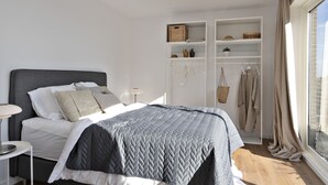 A bedroom with a bed, bedside table, wardrobe, and a view of the outside. - Luxurious Penthouse, rooftop terrace, spectacular view! (Antwerpen)