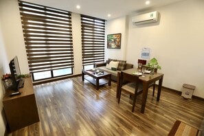 Superior Room | Living area | 33-inch flat-screen TV with cable channels, TV - Stay Kim Ma Hotel (Hanoi)