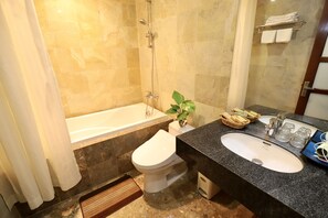 Deluxe-huone | Kylpyhuone | Ilmaiset hygieniatuotteet, hiustenkuivaaja, tohvelit, pyyhkeet