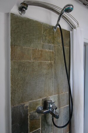 Shower, hair dryer, towels, soap - Semeli Arthouse - Amazing view (Tinos)