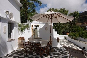 Outdoor dining - Semeli Arthouse - Amazing view (Tinos)