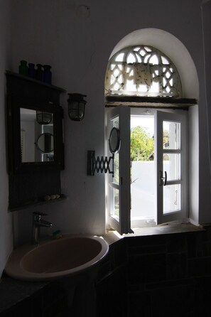 Shower, hair dryer, towels, soap - Semeli Arthouse - Amazing view (Tinos)