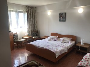 9 bedrooms, WiFi, bed sheets