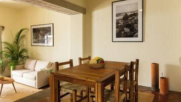 Premier Studio Suite, 1 Bedroom | Dining room