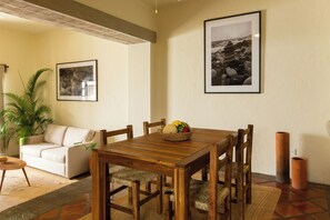 Premier Studio Suite, 1 Bedroom | Dining room