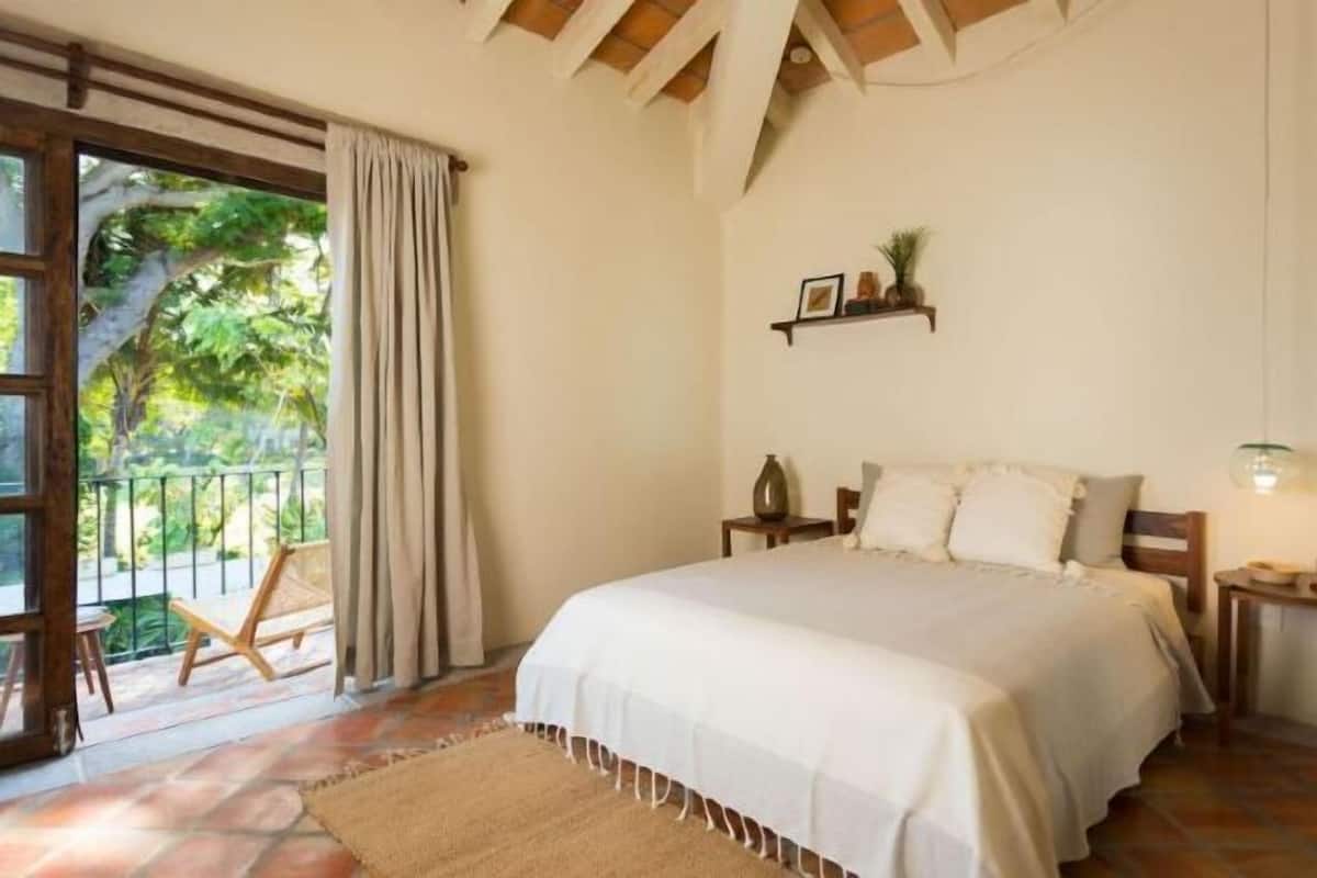 Premium bedding, in-room safe, free WiFi, bed sheets