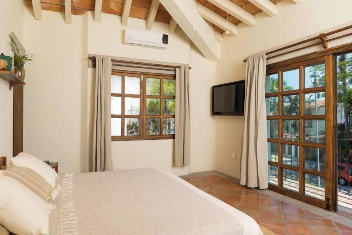 1 bedroom, premium bedding, in-room safe, free WiFi