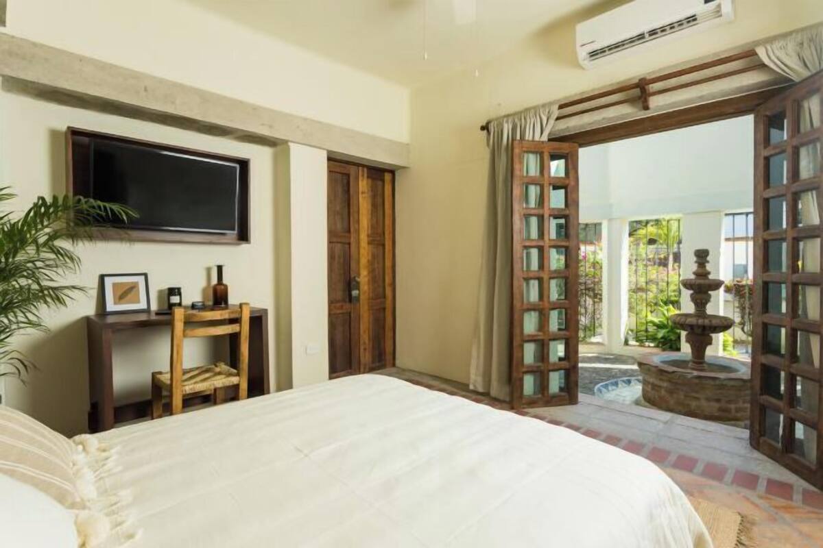 Premium bedding, in-room safe, free WiFi, bed sheets