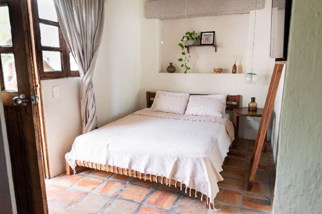 Ropa de cama de alta calidad y caja de seguridad en la habitación 