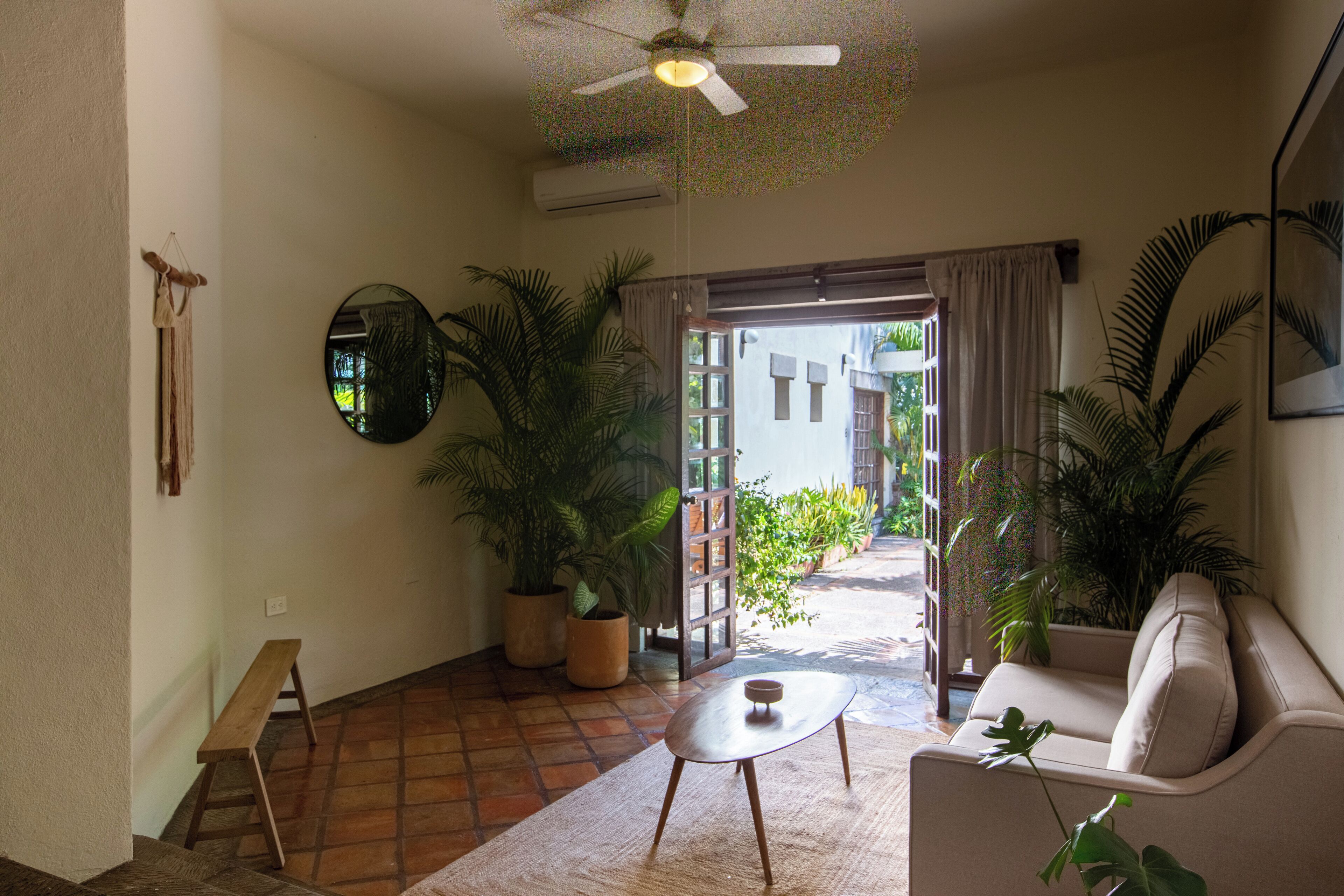 Suite estudio Premier, 1 habitación | Área de sala de estar | Smart TV de 50 pulgadas con canales digitales, televisión y Netflix 