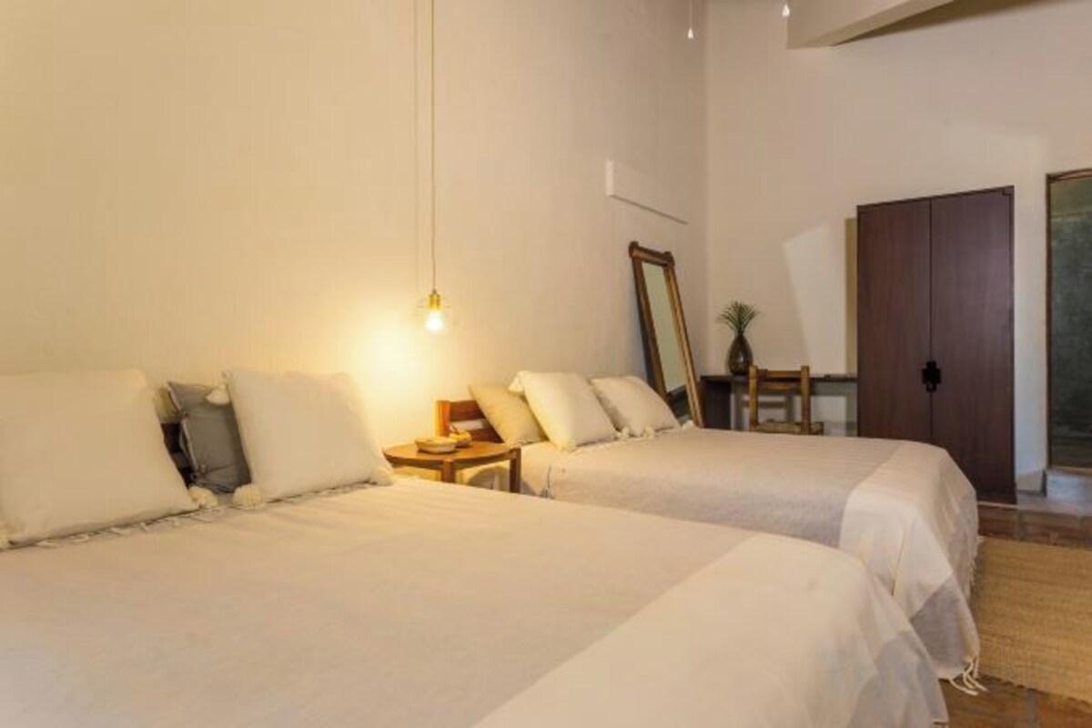 Ropa de cama de alta calidad y caja de seguridad en la habitación 