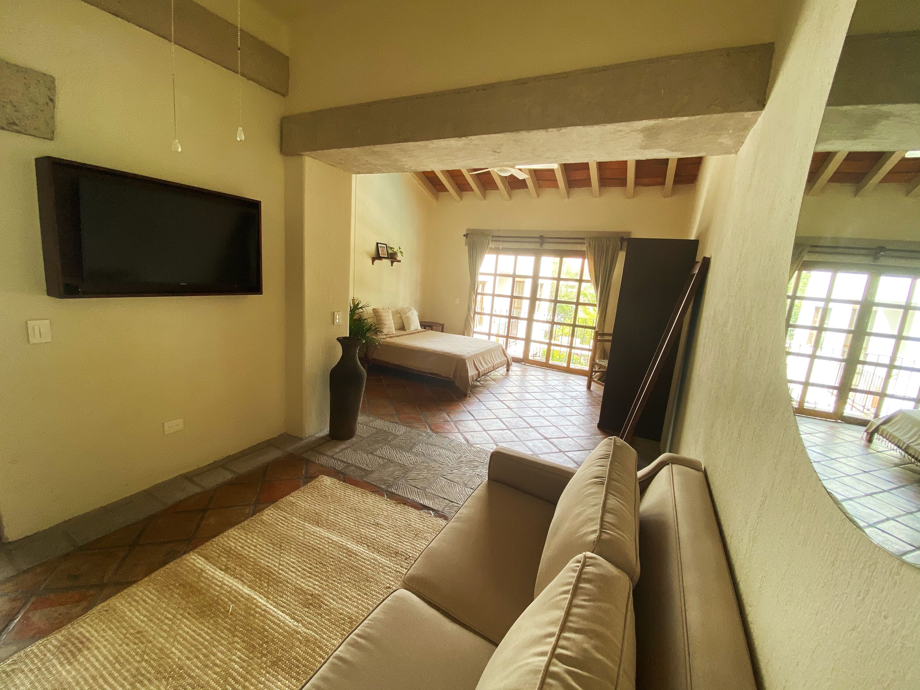 Habitación Deluxe | Ropa de cama de alta calidad y caja de seguridad en la habitación 