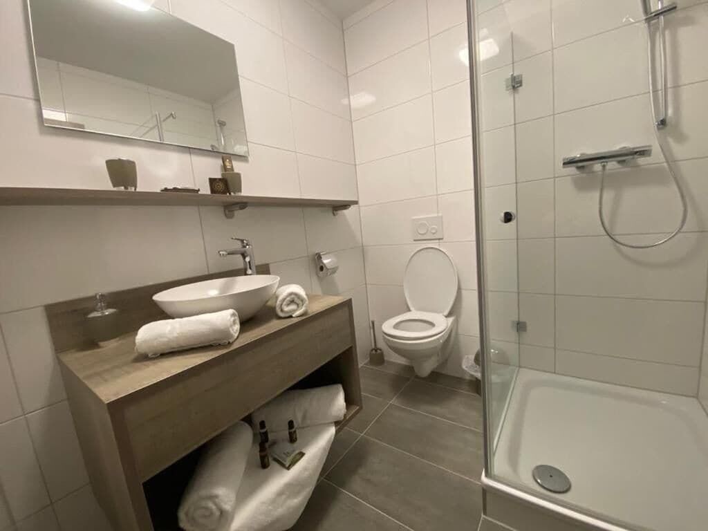 Salle de bain | Douche, sèche-cheveux, serviettes fournies