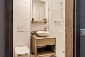 Kamar Deluks | Kamar mandi | Shower, pengering rambut,  dan handuk