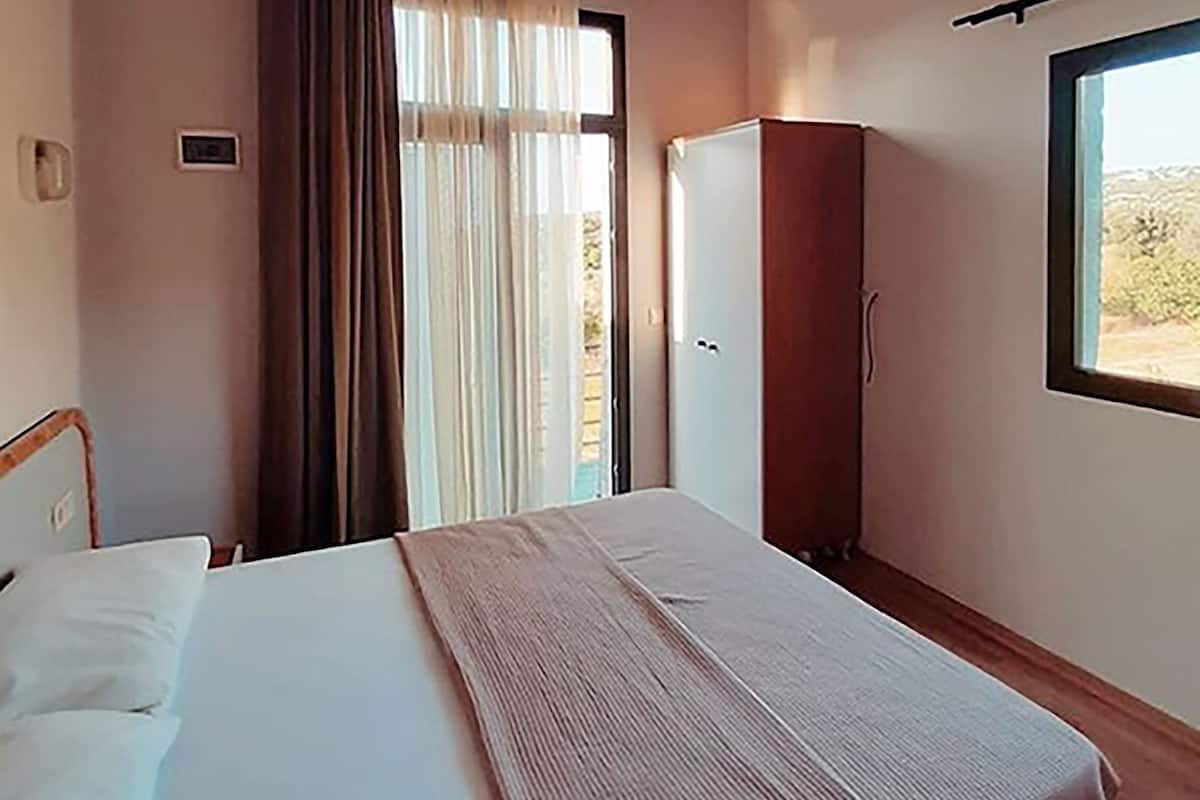 2 多间卧室、客房内保险箱、遮光窗帘、床单