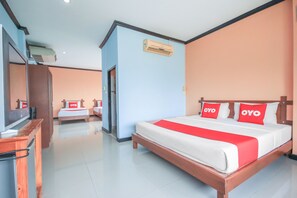 Escritorio, wifi gratis y ropa de cama 