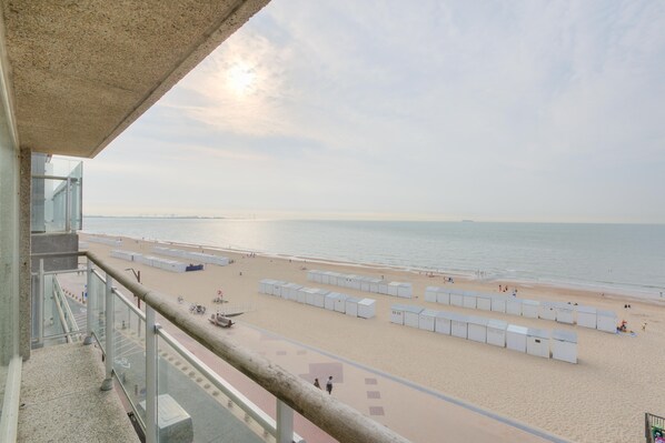Ein Strand mit modularen Hütten und freiem Blick auf das Meer.
