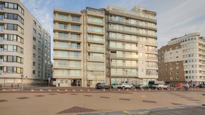 Un edificio a più piani con un design architettonico moderno, caratterizzato da balconi e ampie finestre.