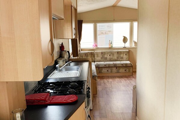Fridge, oven, stovetop, dishwasher - Beautiful 3-bedroom Caravan at Mersea Island (Colchester)