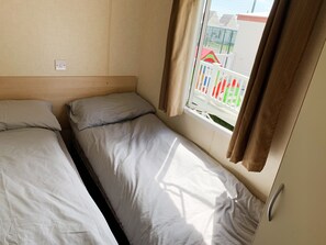 Cabin | 3 bedrooms, iron/ironing board, free WiFi, bed sheets - Beautiful 3-bedroom Caravan at Mersea Island (Colchester)