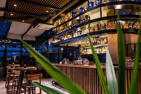 Bar (on property). Avec Hotel