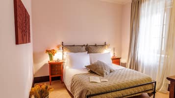 Habitación clásica con 1 cama matrimonial o 2 individuales | Muebles diferentes, wifi gratis y ropa de cama