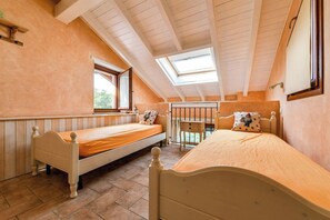 4 bedrooms, iron/ironing board, free WiFi