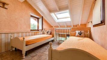 4 bedrooms, iron/ironing board, free WiFi