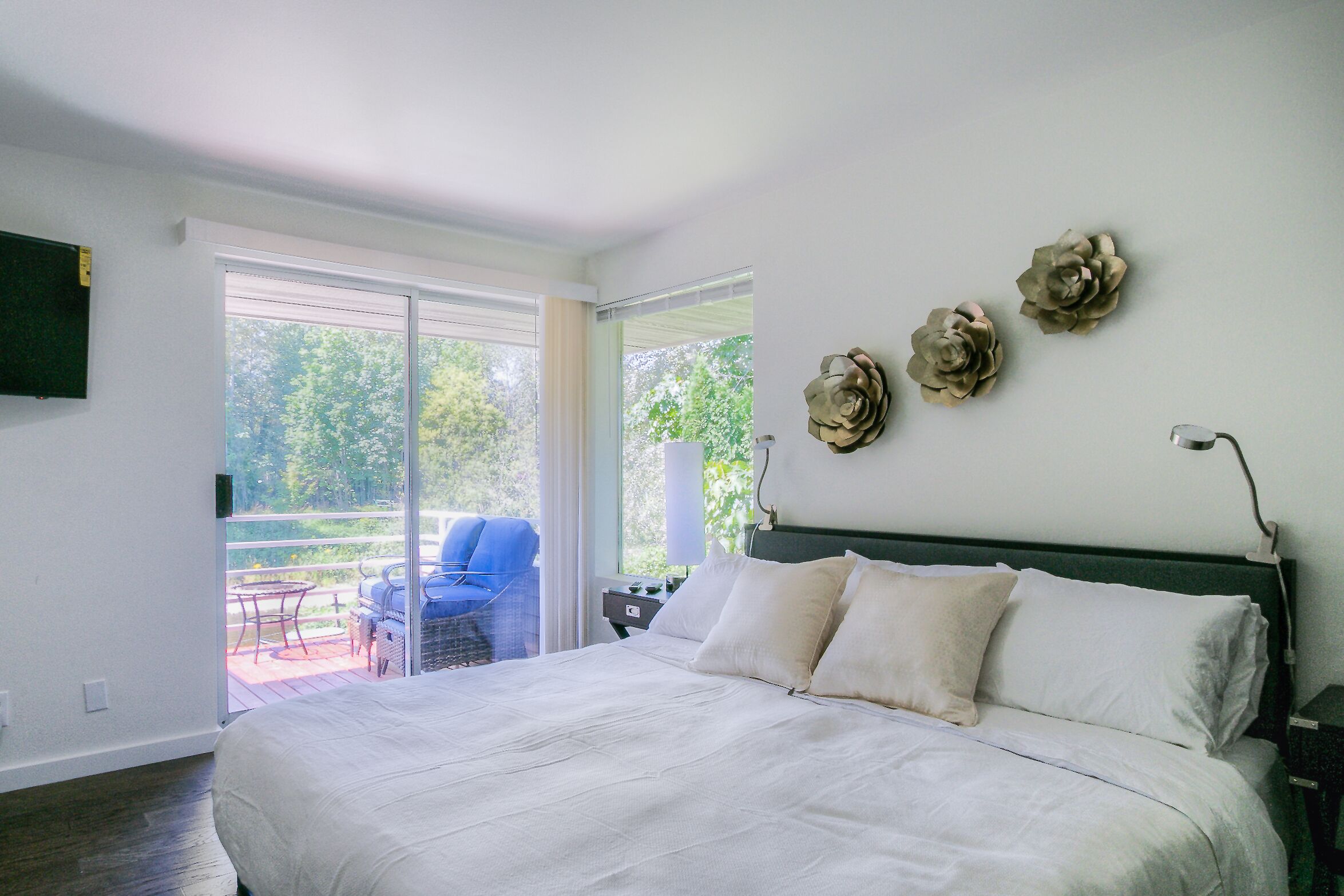 6 bedrooms, iron/ironing board, WiFi, bed sheets