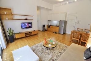 Superior Double Room | Living area | 30-inch flat-screen TV with cable channels, TV, Netflix