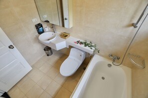Phòng đôi Tiêu chuẩn | Phòng tắm | Bồn tắm và buồng tắm vòi sen riêng, vòi sen phun mưa 