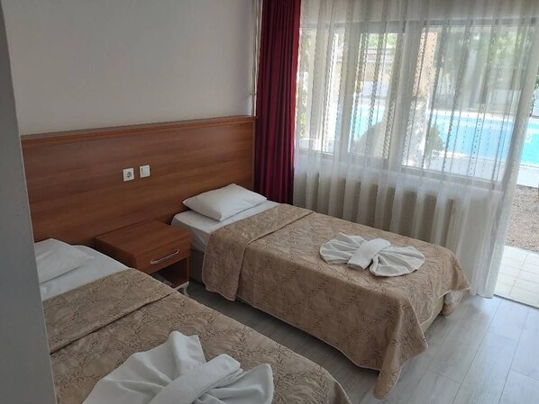 Habitación económica con 2 camas individuales | Wifi gratis 