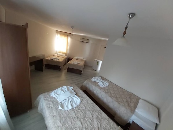 Chambre quadruple économique | Accès au Wi-Fi (inclus)