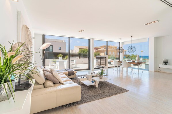 Televisión, reproductor de DVD y estéreo