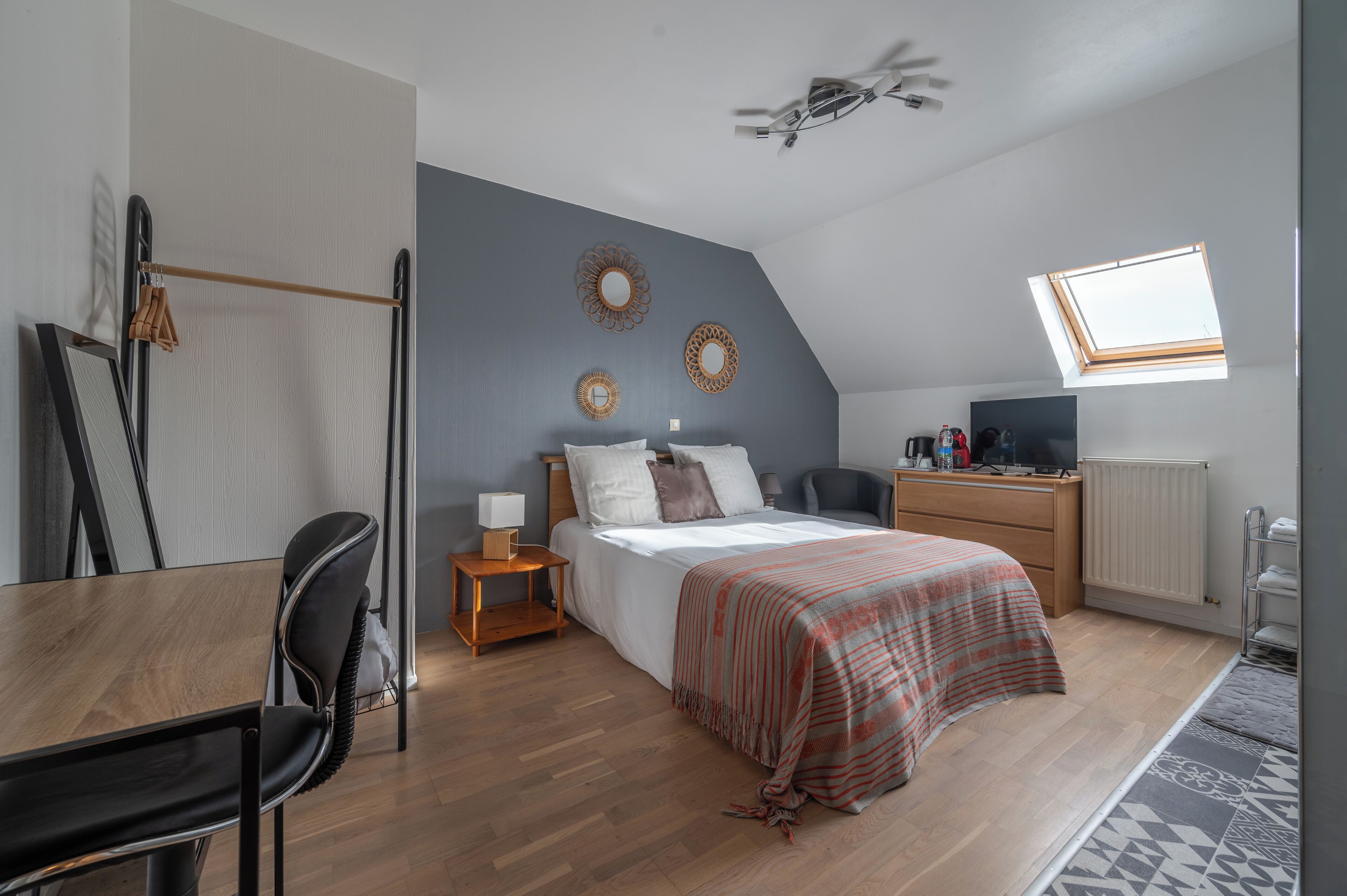 Chambre | Bureau, espace de travail pour ordinateur portable, rideaux occultants