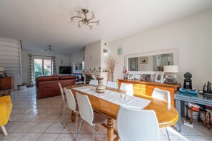 Petit déjeuner continental (10 EUR par personne)